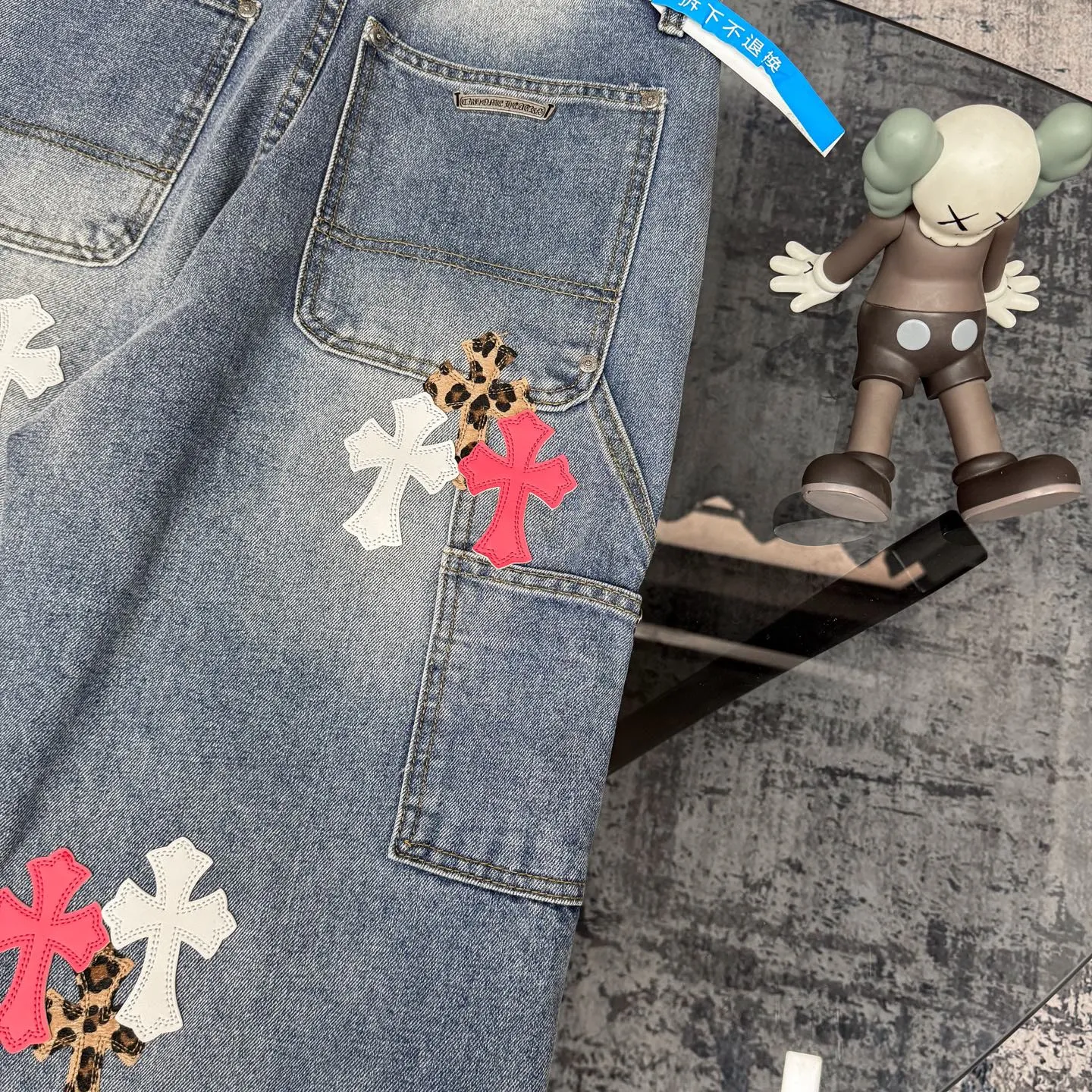 P280 CH Chromehearts Malaysia-limited leopard print cross patchwork leather workwear jeans and logging pants. The counter price is 34W. It is decorated with patchwork cross patterns and washed jeans! ! An absolutely high-end luxury product, a 1.9W-level god-level single product, a super popular product, made by top heavy industry, a magic weapon that cannot be missed! [About Zangyin] This is an extremely luxurious fashion brand that can also be called the aristocracy of the high street. It has always been an exclusive brand for some hipsters or rich second generations. Compared with ordinary high streets, it is more luxurious and noble. Compared with luxury brands, it is more fashionable and individual. It has always been a brand that I have a special liking for. [Top heavy industry fashion design] Consistently high-street luxury style. Speaking of this style, the Zangyin family and GU family are definitely the leading representative brands. Especially the Zangyin family has really achieved a state-of-the-art effect in creating high-street style. The unique washed material is used to create this style. The color system is already quite eye-catching. After it is decorated with patchwork cross flowers, it cleverly highlights the charm of the brand. Secondly, this style uses classic The high-waist cutting design highlights the long legs and fashionable temperament of the upper body. The brand is highly recognizable and the slim fit configuration is more suitable for daily wear. It is a product that interprets personality, fashion, and specifications at a glance. This single product is enough to make any fan excited. It can be a white T-shirt for a youthful college style, or a tight suspender for a royal style. It has strong matching ability and can be easily controlled by men.  [Materials and craftsmanship] Needless to say, this point goes without saying. As an excellent craftsman brand, Zangyin’s requirements for details and craftsmanship are really perfect. The washed color of this model has gone through so many processes, not to mention the embellishment of denim appliques. It is also purely hand-made and sewn. Just like what they believe in, only hand-made things have soul and have the meaning of wear. A top-notch heavy-duty fashionable denim item, I look forward to your perfect interpretation! !  Color: blue Size: 28-36